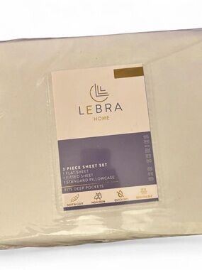 LEBRA Home 3-Piece Sheet Set in Light pale green.